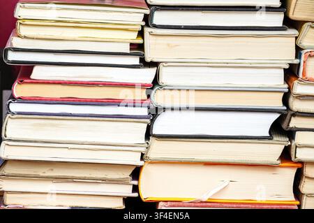 Stapel von Büchern auf einem Regal in einer Bibliothek. Bildungsbegriff Stockfoto