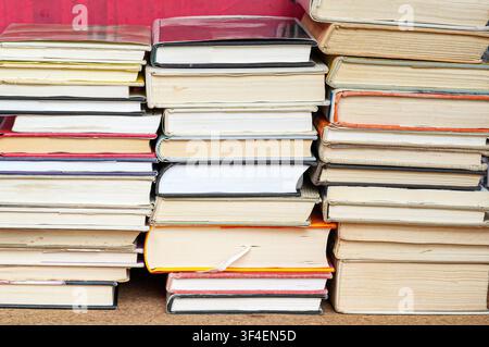 Haufen alter Bücher auf Holztablett. Selektive Schärfe. Stockfoto