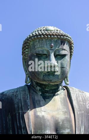 Kamakura, Japan - 16. April 2026: Ein Detail des Kopfes der großen Bronzestatue des Buddha im buddhistischen Tempel Kotoku-in Stockfoto