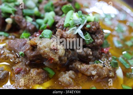 Nahaufnahme von Rindfleisch-Nudelsuppe, serviert in einem Restaurant in der Stadt Zhangjiajie, Provinz Hunan, China Stockfoto