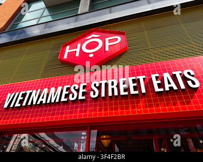 Manchester, UK - 10. Mai 2026: Kühnes HOP-Schild über einem vietnamesischen Straßenimbiss in Manchester UK, farbenfrohe Fassade und urbane Perspektive. Stockfoto