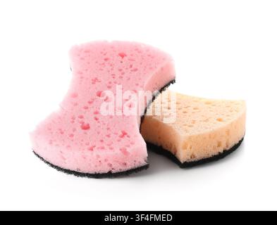 Zwei farbenfrohe Küchenschwämme, einer rosa und einer beige mit schwarzen Schleifschichten zum Geschirrspülen und Reinigen, isoliert auf weißem Hintergrund Stockfoto