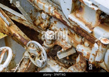 Nahaufnahme von verrosteter Industrieausrüstung, die die verwitterte Metalltextur hervorhebt Stockfoto