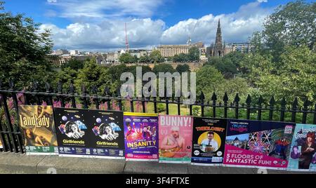 Öffentlichkeitsplakate und Flugblätter an den Geländern der Market Street im Vorfeld des Fringe Festivals, das am 7. August 2026 beginnt, Edinburgh, Schottland Stockfoto