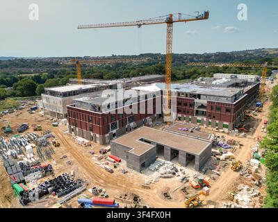 Whitchurch, Cardiff, Wales, UK - 21. Juli 2026: Luftaufnahme von Turmkranen, die am neuen Velindre-Krebskrankenhaus am Stadtrand von Cardiff arbeiten Stockfoto