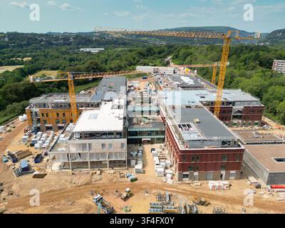 Whitchurch, Cardiff, Wales, UK - 21. Juli 2026: Luftaufnahme von Turmkranen, die am neuen Velindre-Krebskrankenhaus am Stadtrand von Cardiff arbeiten Stockfoto