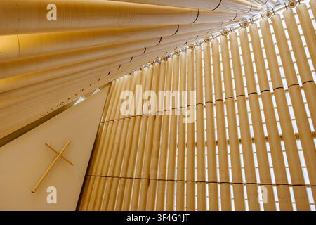 Innendetail des Altars der Cardboard Cathedral, einer Kirche, entworfen vom japanischen Architekten Shigeru Ban, Christchurch, Neuseeland Stockfoto