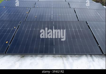 Nahaufnahme von Solarpanelen für Haus und EV Foto 11 von 16 Stockfoto