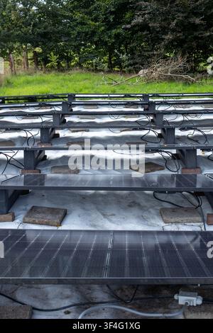 Sieben Reihen von Solarpanelen, Garten, Foto 14 von 16 Stockfoto