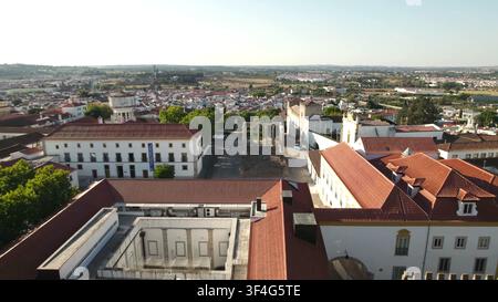 ÉVORA, PORTUGAL - 15. MAI 2024: Eine Luftaufnahme mit Blick auf das historische Stadtzentrum von Évora und den Römischen Tempel in Alentejo, Portugal. Stockfoto