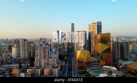 LIUZHOU, CHINA - 15. OKT. 2023: Luftperspektive moderner Hochhäuser und goldener geometrischer Wolkenkratzer in der Innenstadt von Liuzhou, Guangxi, China. Stockfoto