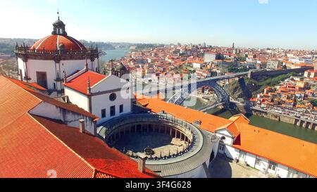 VILA NOVA DE GAIA, PORTUGAL - 15. MAI 2024: Eine Luftperspektive zeigt den einzigartigen runden Innenhof des Klosters Serra do Pilar und den Dom Luis I Stockfoto