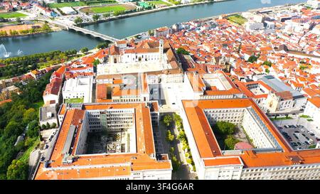 COIMBRA, PORTUGAL - 18. MAI 2026: Hochwinkel-Luftperspektive, die den Campus der Universität Coimbra, Innenhöfe, die umliegende Stadt und den Mondeg zeigt Stockfoto