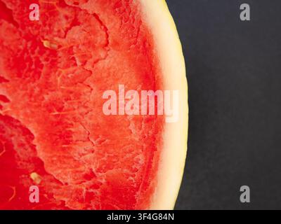Frischer roter Wassermelonen-Scheibe Nahaufnahme auf dunklem Hintergrund. Stockfoto