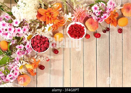 Zeichnung von Gänseblümchen, Hortensien, Phlox, Lilien, Ribisel, Kirschen, Himbeeren und Obst macht eine sonnige Sommerpostkarte. Werbebanner mit Stockfoto