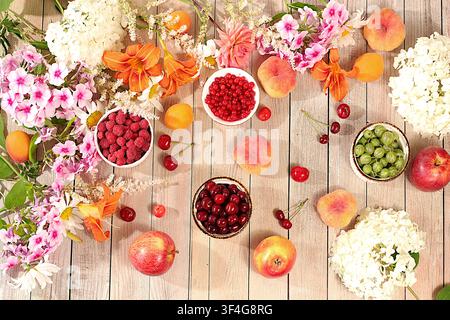 Zeichnung von Gänseblümchen, Hortensien, Phlox, Lilien, Ribisel, Kirschen, Himbeeren und Obst macht eine sonnige Sommerpostkarte. Werbebanner mit Stockfoto