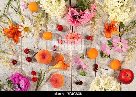 Werbebanner mit schönen Gartenblumen, Früchten und Beeren. Zeichnung von Gänseblümchen, Hortensien, Phlox, Lilien, Kirschen, Pfirsichen und Aprikosen Stockfoto