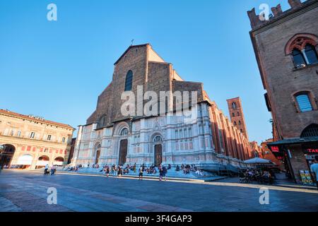 Bologna, Italien - Mai 2026: Basilica di San Petronio auf der Piazza Maggiore mit ihrer ikonischen unvollendeten Marmor- und Ziegelgotik-Fassade Stockfoto