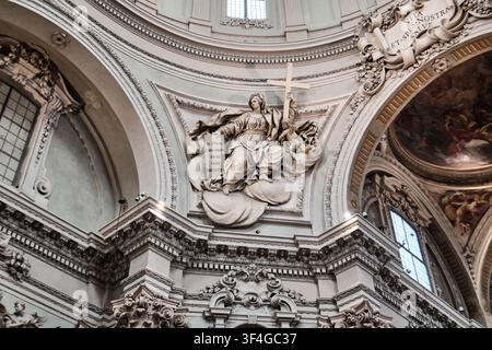Bologna, Italien – Mai 2026: Blick von unten auf die barocke Kuppel-Pendentiv-Skulptur im Santuario di Santa Maria della Vita Stockfoto