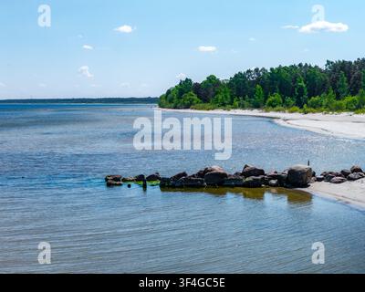 Sandstrand und Felsen an der Ostsee in der Nähe des Kemeri-Nationalparks, Lettland Stockfoto