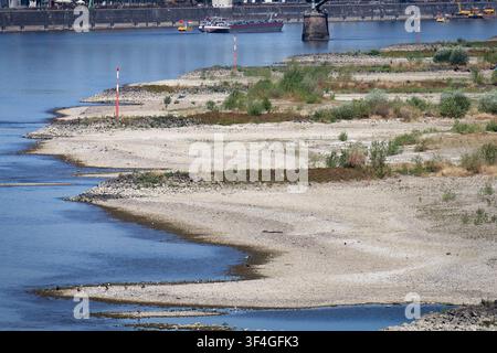 Detailansicht des Rheins in Köln Ende Juli 2026: Auffällige Kiesufer und Flussmarkierungen während eines extremen Niedrigwasserstands von nur 74 cm. Stockfoto