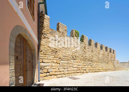 Piran, Slowenien. 26. Mai 2026. Blick auf die alten Stadtmauern im Stadtzentrum Stockfoto