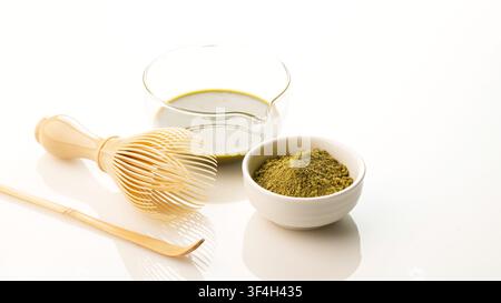 Werkzeuge und Pulver für die Matcha-Teebereitung Stockfoto