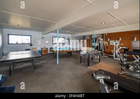 HOA-Freiraum mit Spielen und Fitnessgeräten Stockfoto