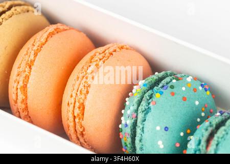 Nahaufnahme von farbenfrohen Macarons in einer Geschenkschachtel Stockfoto