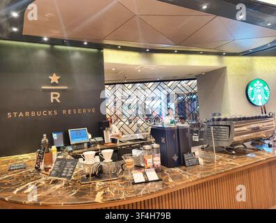 Starbucks Reserve Premium, Kleinserien-Kaffees, die in Standardgeschäften nicht zu finden sind. Filiale Hopewell Centre in Wan Chai, Hongkong Stockfoto