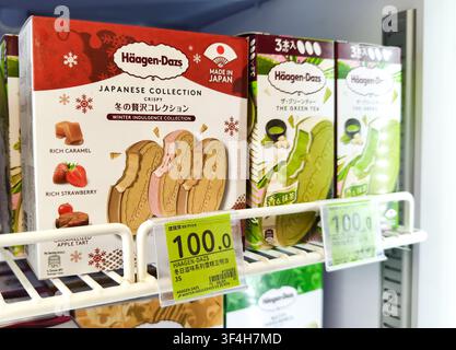 Häagen-Dazs Japanese Collection gefrorene Eissandwiches mit limitierten, asiatisch inspirierten Geschmacksrichtungen in einem Supermarkt-Gefrierfach, Hongkong Stockfoto
