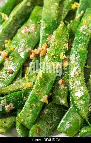 Biologische grüne gesautete gekochte grüne Romano-Bohnen mit Zitrone und Knoblauch Stockfoto