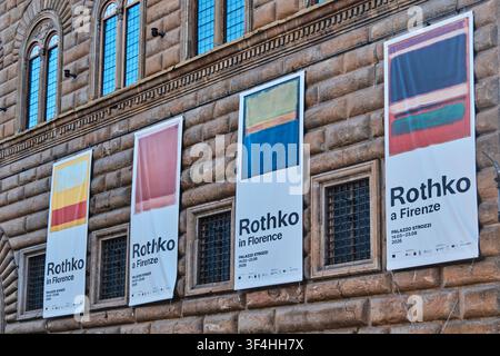Florenz, Italien - Mai 2026: Ausstellungsbanner für Rothko an der rustizierten Fassade des Palazzo Strozzi Stockfoto