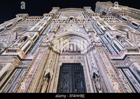 Florenz, Italien - Mai 2026: Blick von unten auf die Fassade der Duomo-Kathedrale bei Nachtbeleuchtung Stockfoto