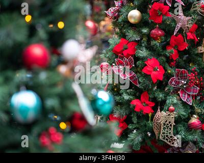 Bunte Weihnachtsdekoration aus Kugeln und Ornamenten, die am Baum hängen. Feiertags- oder Weihnachtsfeiertagskonzept. Stockfoto