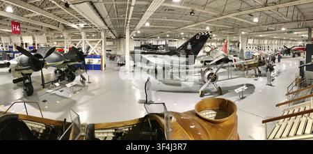 Eine Weitwinkelaufnahme eines Museumshangars, der mit verschiedenen Flugzeugmodellen gefüllt ist, RAF-Museum, Hendon, London, UK Stockfoto