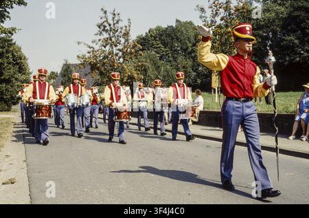 Marschband in roter und gelber Uniform bei der Parade in Hüesede, Hüesede, Niedersachsen, Deutschland Stockfoto