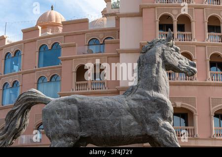 The Pearl Island, Doha, Katar - 28. Januar 2026: Eine niedrige, nahe Aufnahme einer großen Steinpferdestatue vor dem 5-Sterne-Luxushotel. Stockfoto