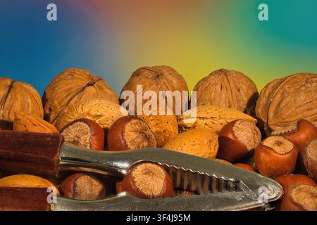 Nussknacker und gemischte Nüsse Stockfoto