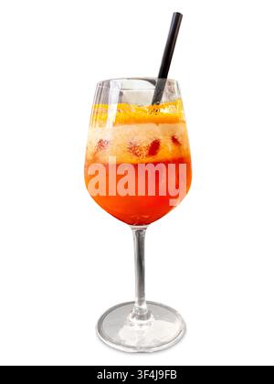 Erfrischender alkoholfreier Orangen-Fruchtcocktail mit Eiswürfeln und Schaum, serviert in einem eleganten Stielglas, isoliert auf Weiß mit Ausschnittpfad, mit einem St Stockfoto