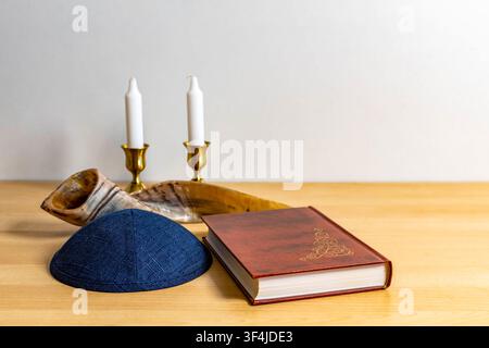 Religiöse Symbole von Rosch Haschana einschließlich Schofar, Kippa, Kerzen, Buch Stockfoto