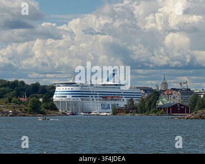 Silja Serenade-Kreuzfahrtschiff im Südhafen von Helsinki, Finnland, an einem sonnigen Julitag Stockfoto