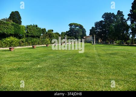Florenz, Italien - Mai 2026: Weite Perspektive des grünen Rasens Prato delle Colonne im Boboli-Garten Stockfoto