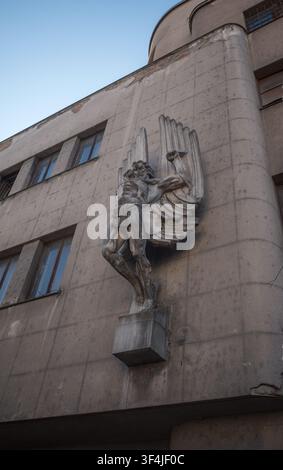 Ikarus-Reliefskulptur schmückt das Luftwaffen-Kommandogebäude in Zemun. Belgrad, Serbien. Stockfoto