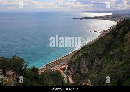 Luftaufnahme des blauen Wassers der Küste von Taormina in Sizilien Stockfoto