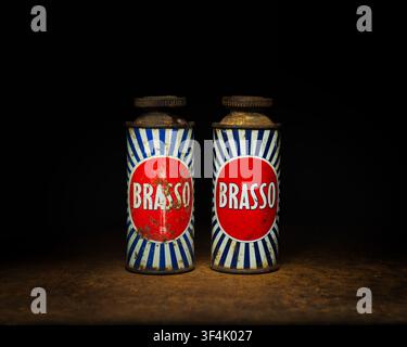 Früher. Zwei sehr alte Brasso-Dosen. Stockfoto