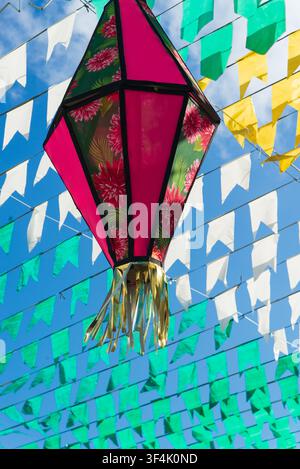 Salvador, Bahia, Brasilien - 13. Juni 2026: Ein farbenfroher dekorativer Ballon, der zusammen mit Dutzenden von Bannern während der Sao-Joao-Feier in Salvador aufgehängt wurde, Stockfoto