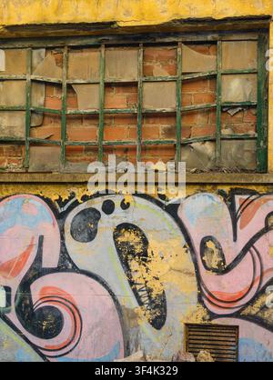Verwitterte Wand mit Graffiti, Lagos, Portugal, Lagos, Portugal Stockfoto