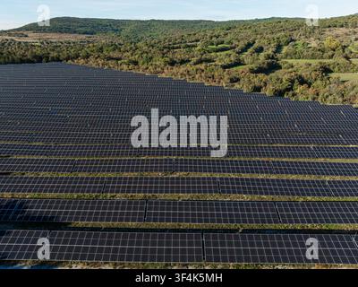 Solarfarm mit vielen Photovoltaik-Paneelen erzeugt saubere Elektrizität in einer ländlichen Umgebung unter klarem Himmel. Dies fördert die Nutzung erneuerbarer Energien. Stockfoto