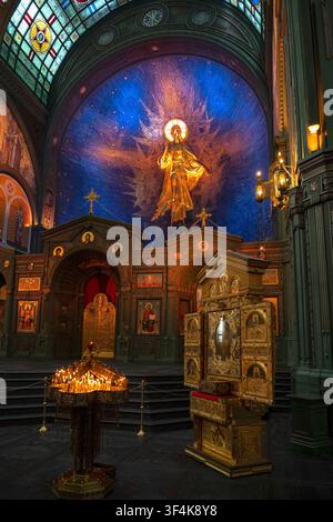 MOSKAU-GEBIET, RUSSLAND - 18. JULI 2026: Inneres des Haupttempels der Streitkräfte der Russischen Föderation. Patriot Park, Moskau-Gebiet (vertica Stockfoto